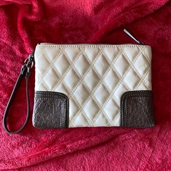 Simple Vera Vera Wang Wristlet - Picture 1 of 5